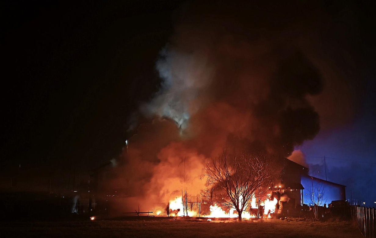 Pożar w Górach Wielkich. Ogień strawił cukiernię i warsztat samochodowy