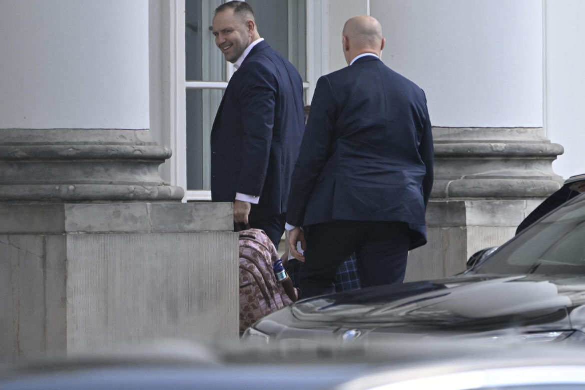 Karol Nawrocki który odbiera Kasię ze szkoły.