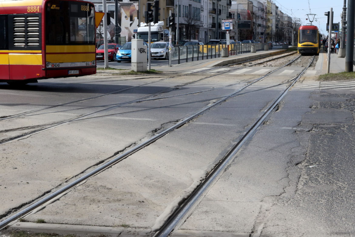 Ulice w Warszawie jak szwajcarski ser. Pełno dziur!