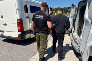 Udawał kuriera żywności, a przewoził migrantów