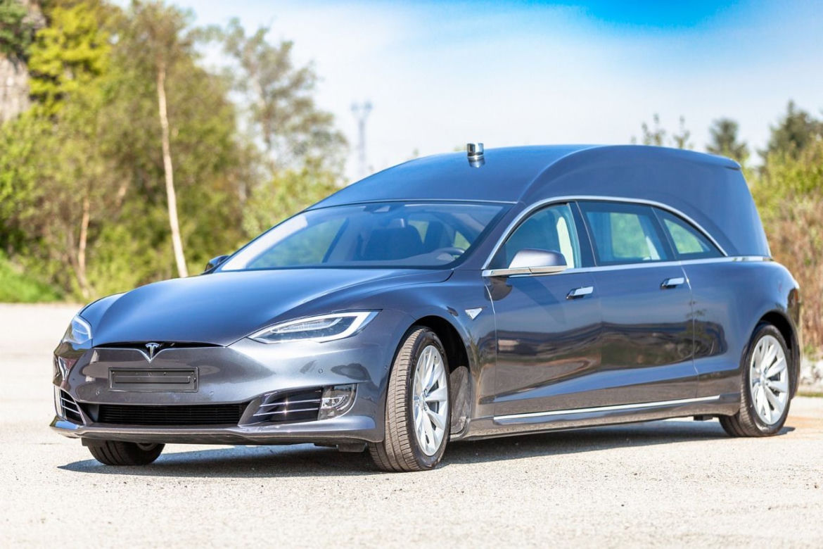 Tesla Model S Karawan