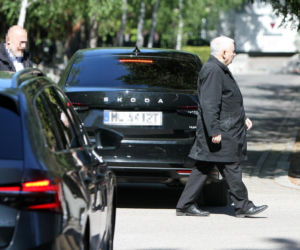 Jarosław Kaczyński na cmentarzu nie był sam. Pewna kobieta nie odstępowała go na krok