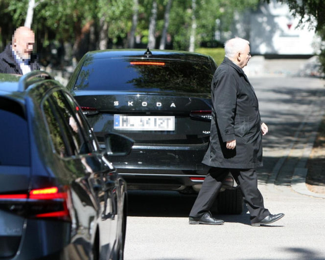 Jarosław Kaczyński na cmentarzu nie był sam. Pewna kobieta nie odstępowała go na krok
