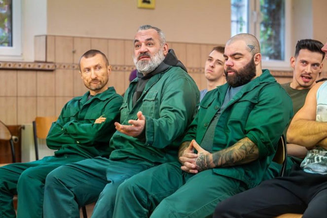 Pierwsza miłość, odcinek 4171. więźniowie w więzieniu Bartka (Rafał Kwietniewski)