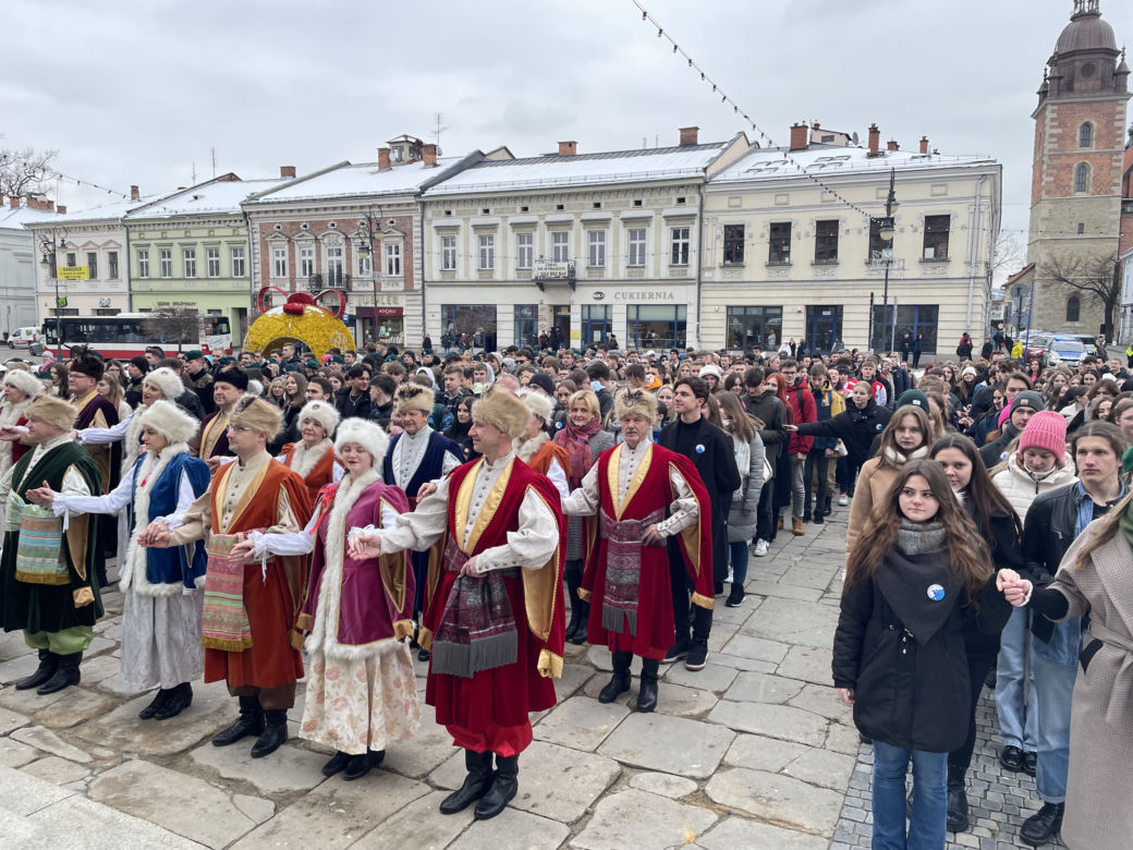Maturzyści zatańczyli na Rynku poloneza