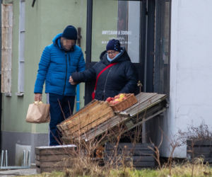Ewa Bem z mężem na spacerze