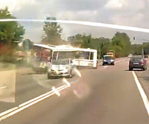 Ciężarówka przecięła autobus na pół