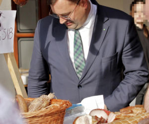 Minister rolnictwa Stefan Krajewski na jarmarku wielkanocnym