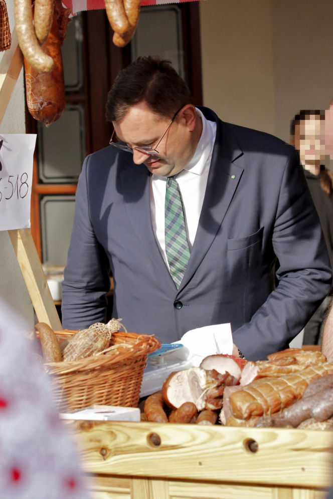 Minister rolnictwa Stefan Krajewski na jarmarku wielkanocnym