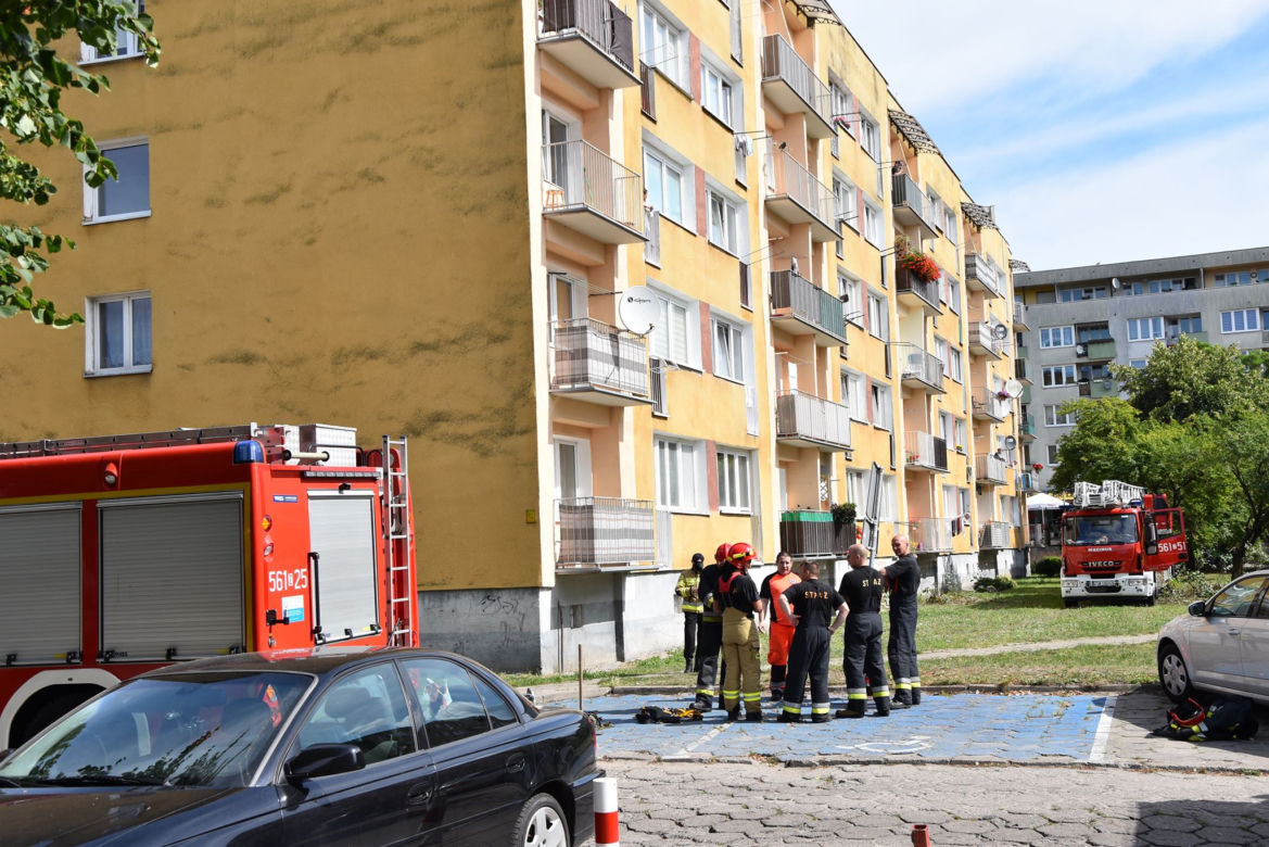 Świnoujście:   Wynoszenie z mieszkania otyłego mężczyzny