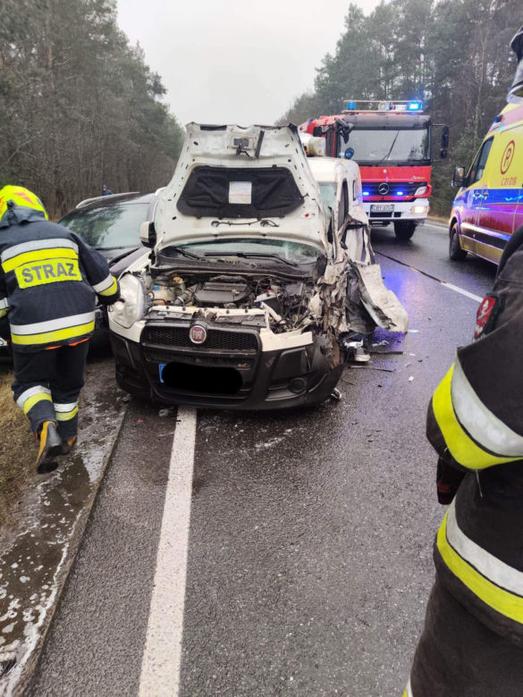 Wypadek na DK 25 pod Bydgoszczą. Cysterna wypadła z drogi i zatrzymała się na drzewie