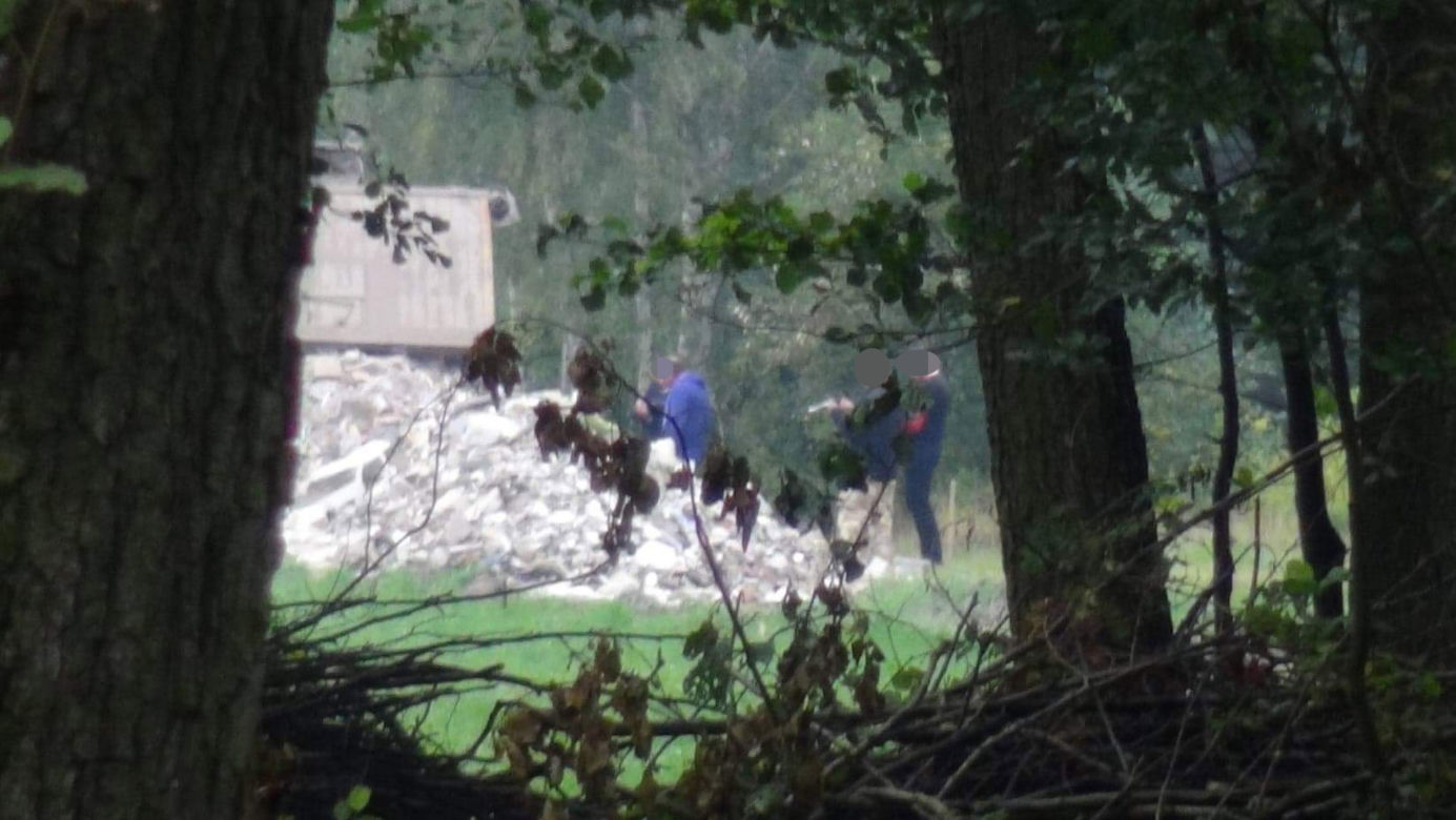 Tragedia w Mostówce. Zwęglone zwłoki mężczyzny przy wywrotce. Zerwała linię energetyczną