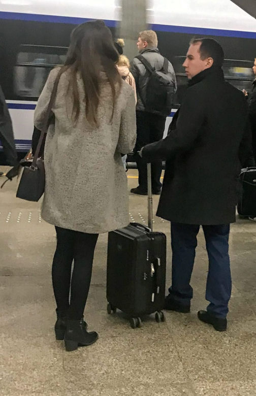 Tak całuje wiceminister Andruszkiewicz na dworcu
