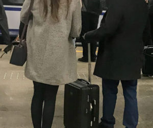 Tak całuje wiceminister Andruszkiewicz na dworcu