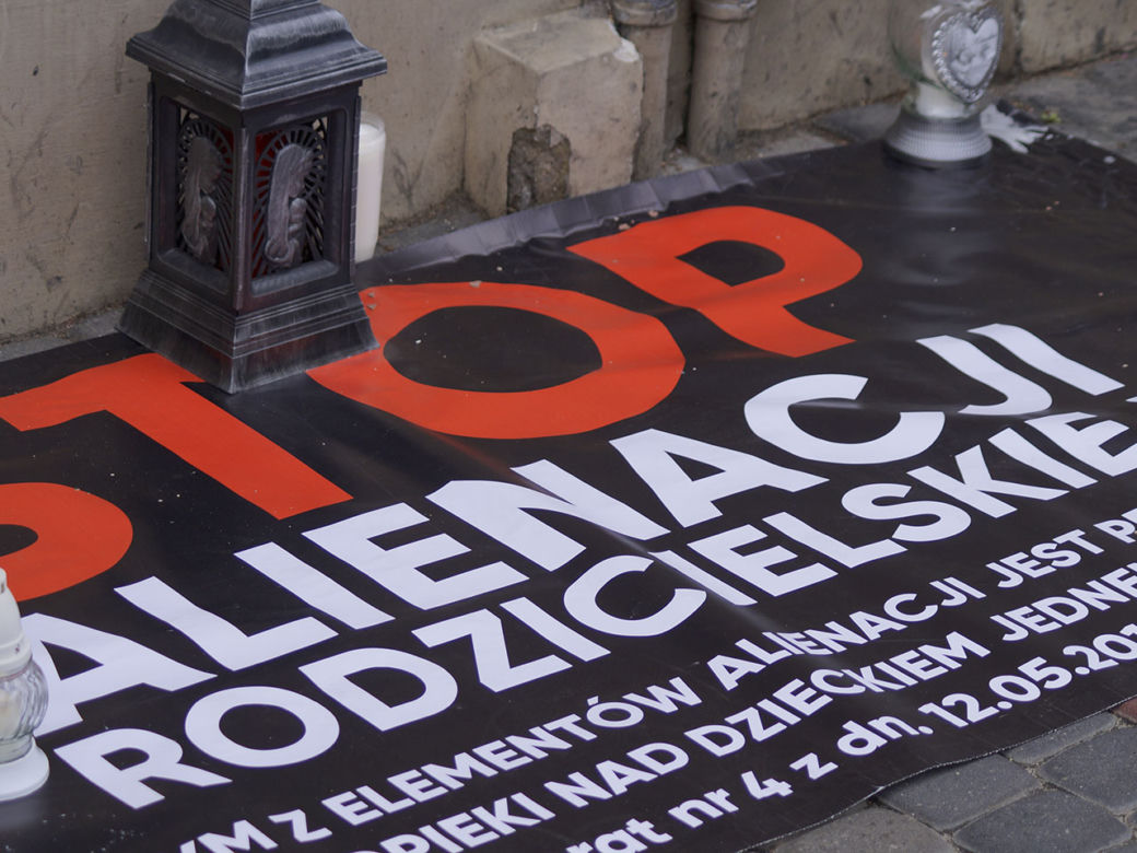 Protest rodziców przeciw alienacji pod sądem w Przemyślu