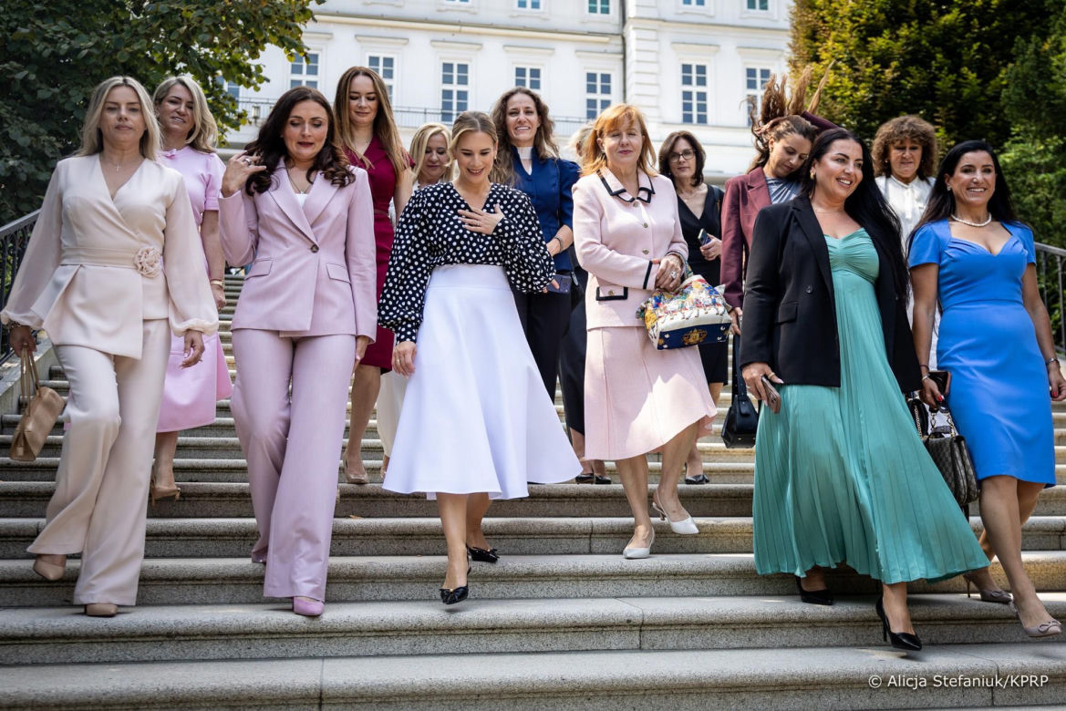 Marta Nawrocka w modnych groszkach powitała bizneswoman z USA. Wśród nich Alicja Bachleda-Curuś