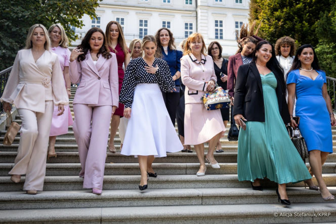 Marta Nawrocka w modnych groszkach powitała bizneswoman z USA. Wśród nich Alicja Bachleda-Curuś