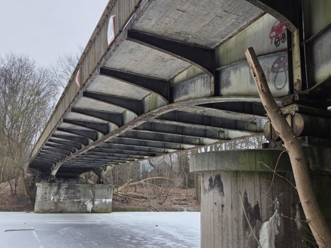 Tak teraz wygląda dawny most kolejowy na Czyżkówku. Kiedyś jeździły tędy pociągi