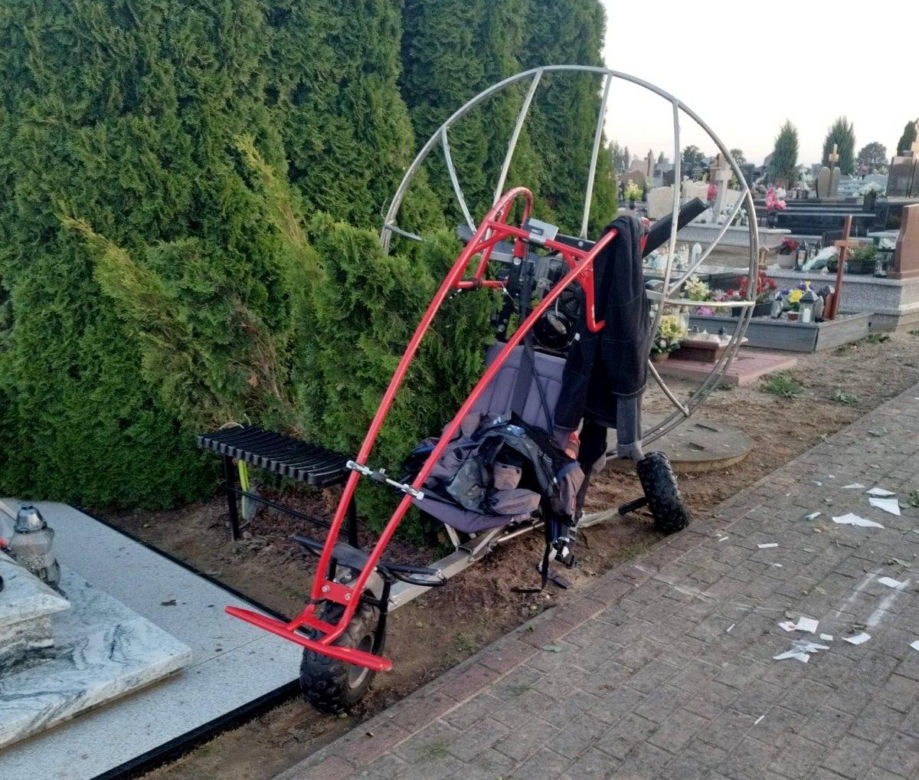Tragiczny wypadek w Sędzinie. Pilot spadł na cmentarz