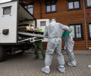 Żołnierze - chemicy wchodzą do DPSu w Kleszczowie. Rozpoczęła się dekontaminacja ośrodka! 