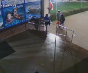Świebodzice. Stracił spodnie w czasie kradzieży flagi państwowej! Nawet Ojciec Mateusz Wam nie pomoże [ZDJĘCIA]