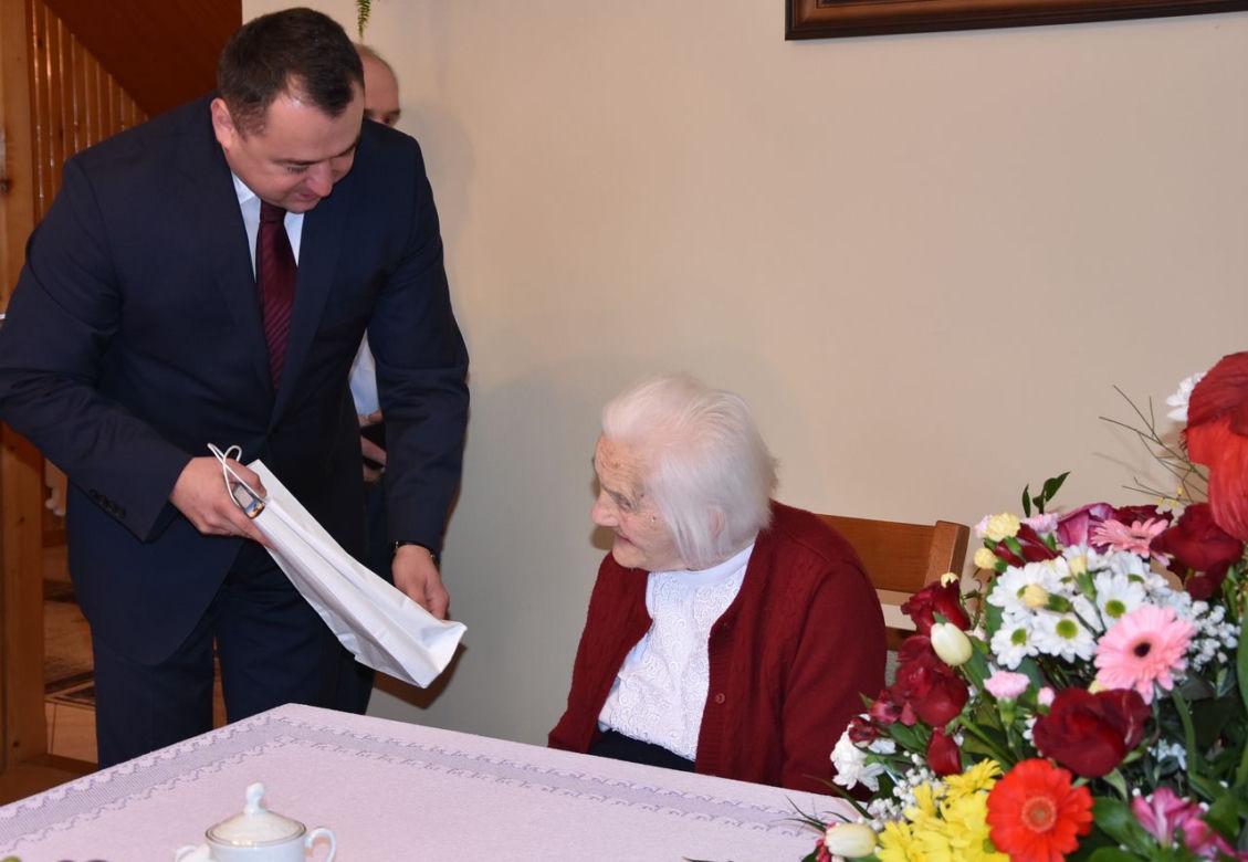 NIESAMOWITE! Pani Karolina żyje już 106 lat! Zdradziła receptę na długowieczność
