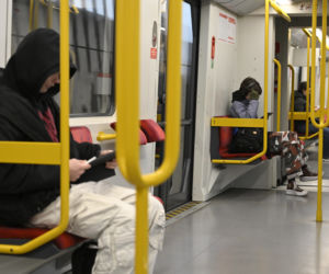 Koniec ze spaniem na siedzeniach w komunikacji miejskiej. Radni przegłosowali uchwałę