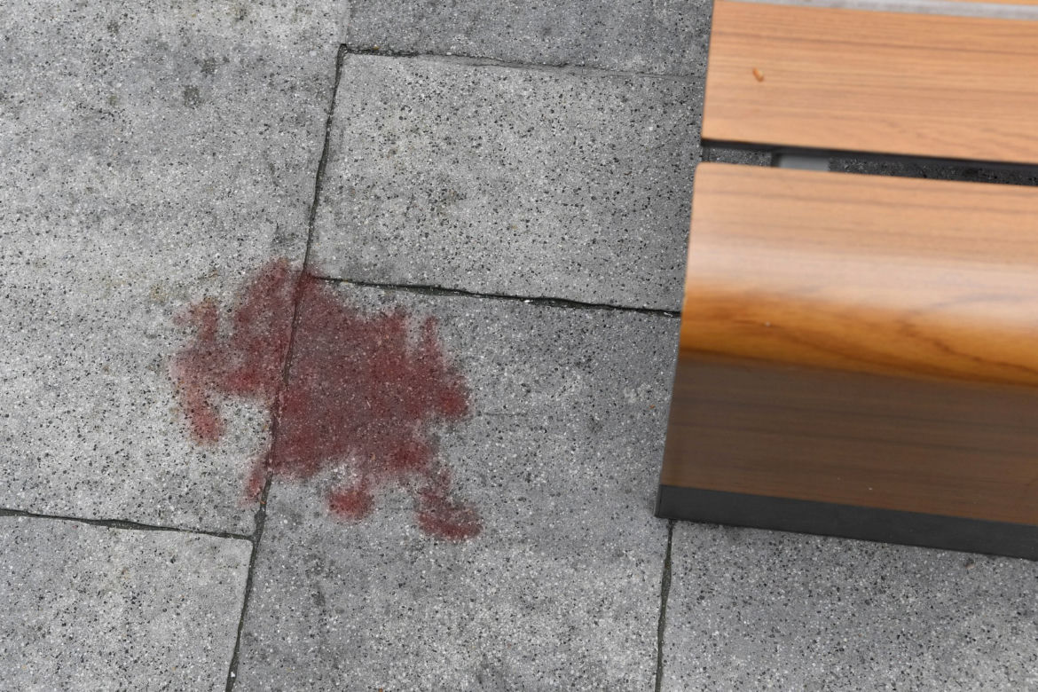 Mężczyzna wypadł z okna i spadł na innego mężczyznę