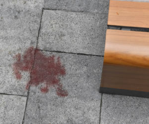 Mężczyzna wypadł z okna i spadł na innego mężczyznę