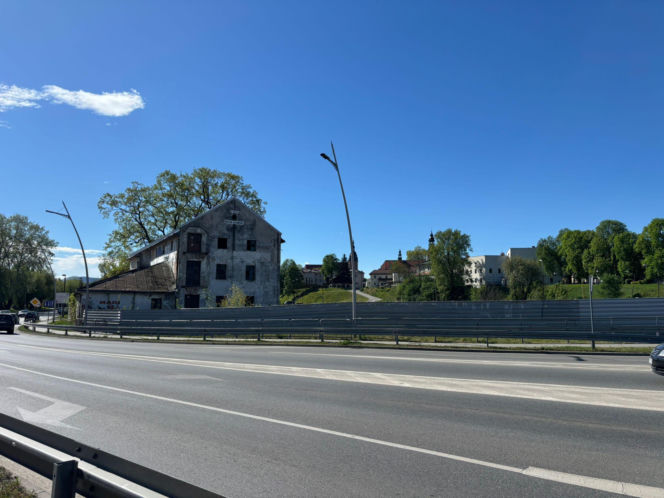 Płot na graffiti w centrum Nowego Sącza
