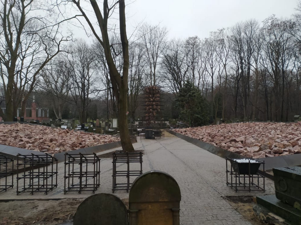 Niezwykła instalacja na cmentarzu żydowskim w Warszawie