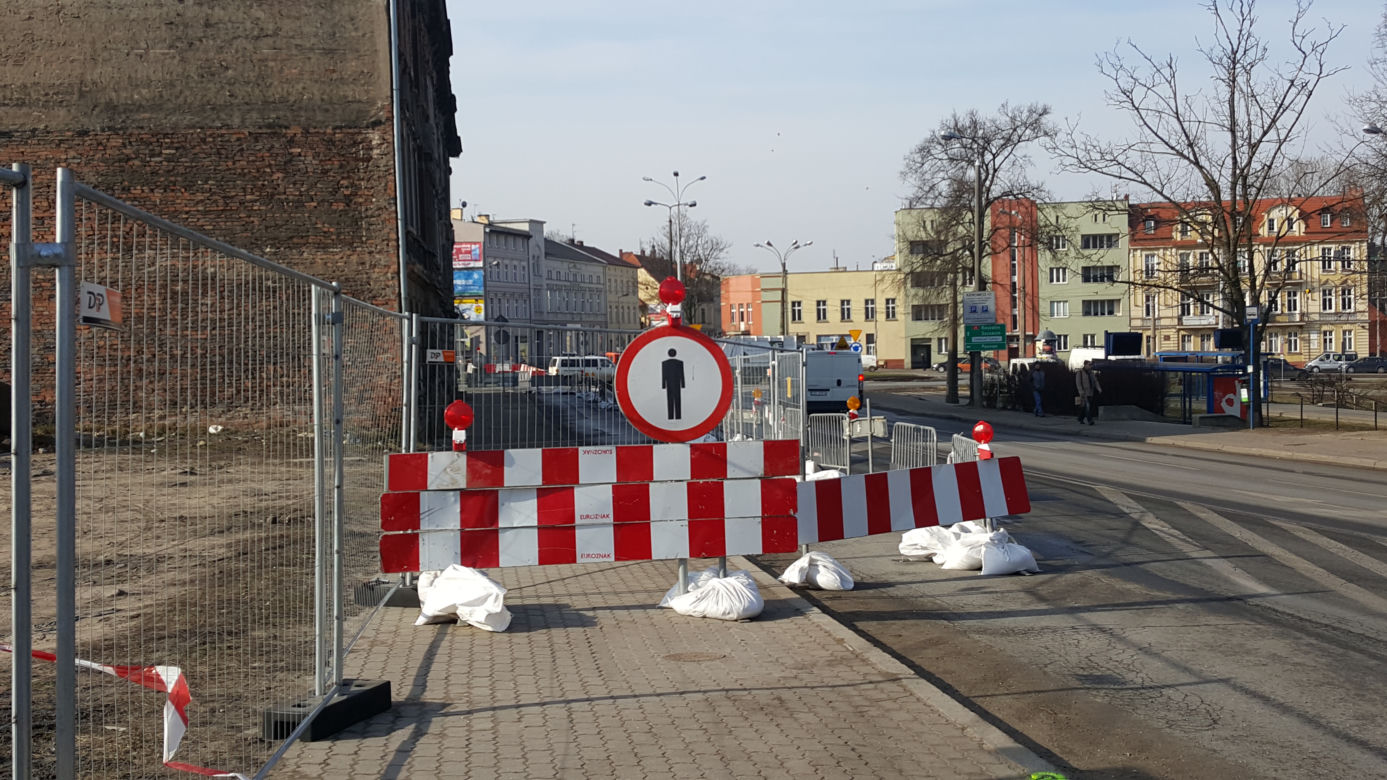 Kamienice na ul. Toruńskiej w Bydgoszczy zaczynają znikać. Rozpoczęła się zapowiadana rozbiórka [ZDJĘCIA, WIDEO]