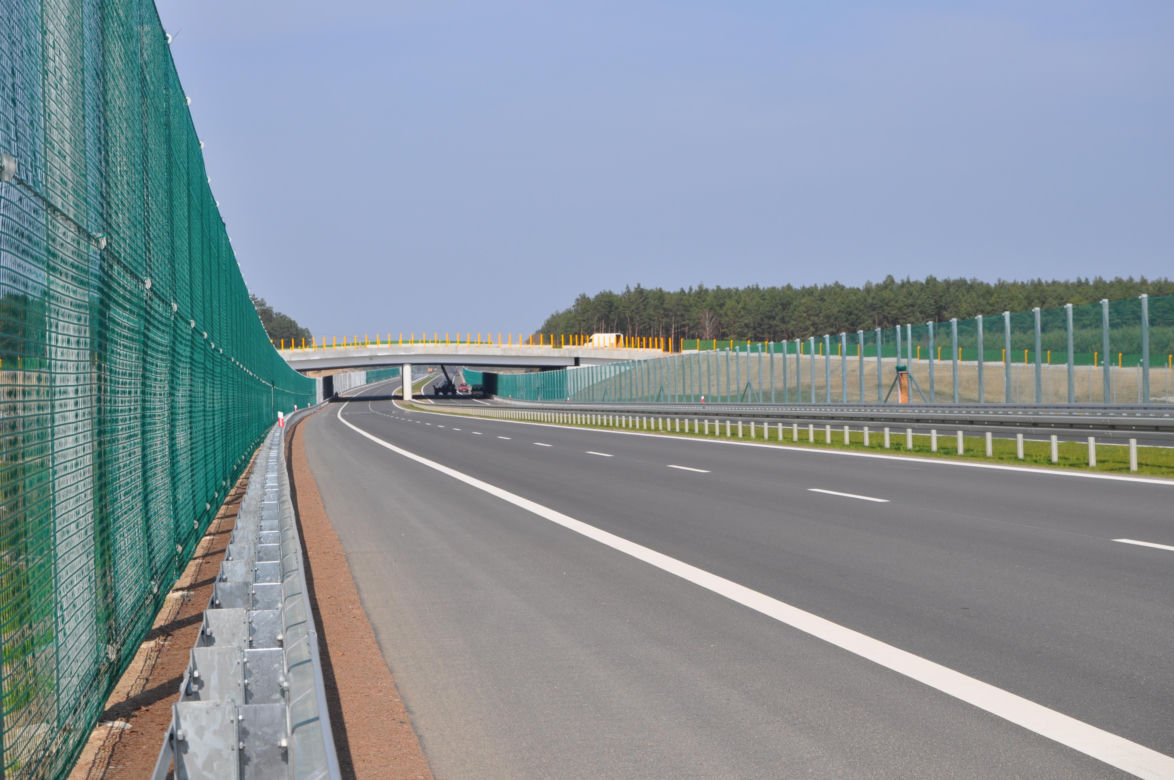 Wielkie kraty nad polskimi drogami. Do czego służą?