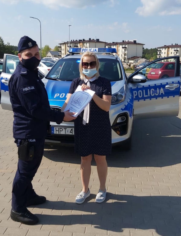 Policjant kupił dzieciom odblaski