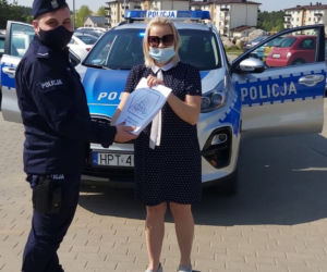 Policjant kupił dzieciom odblaski