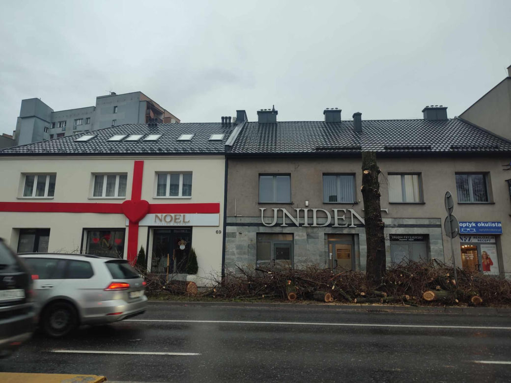 Nowa ścieżka rowerowa na al. 29 Listopada. Skończyło się rzezią drzew