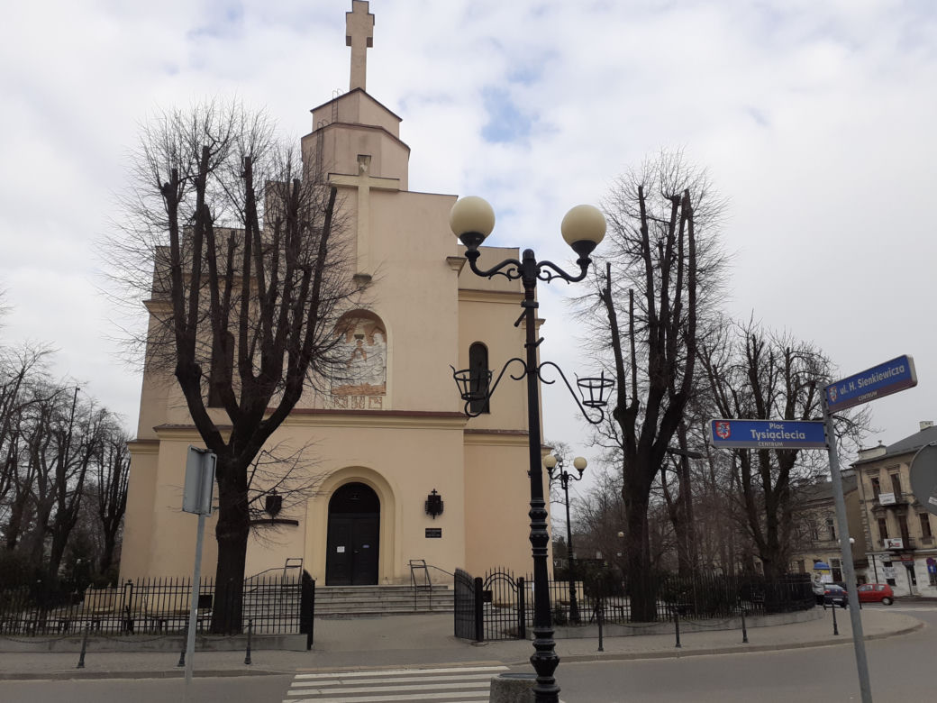 Jak wyglądał kościół garnizonowy w Siedlcach z zewnątrz i w środku w marcu 2021 roku?