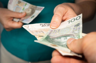 95 zł na dziecko? Tylko jeśli spełniasz dwa kryteria – wielu o tym zapomina