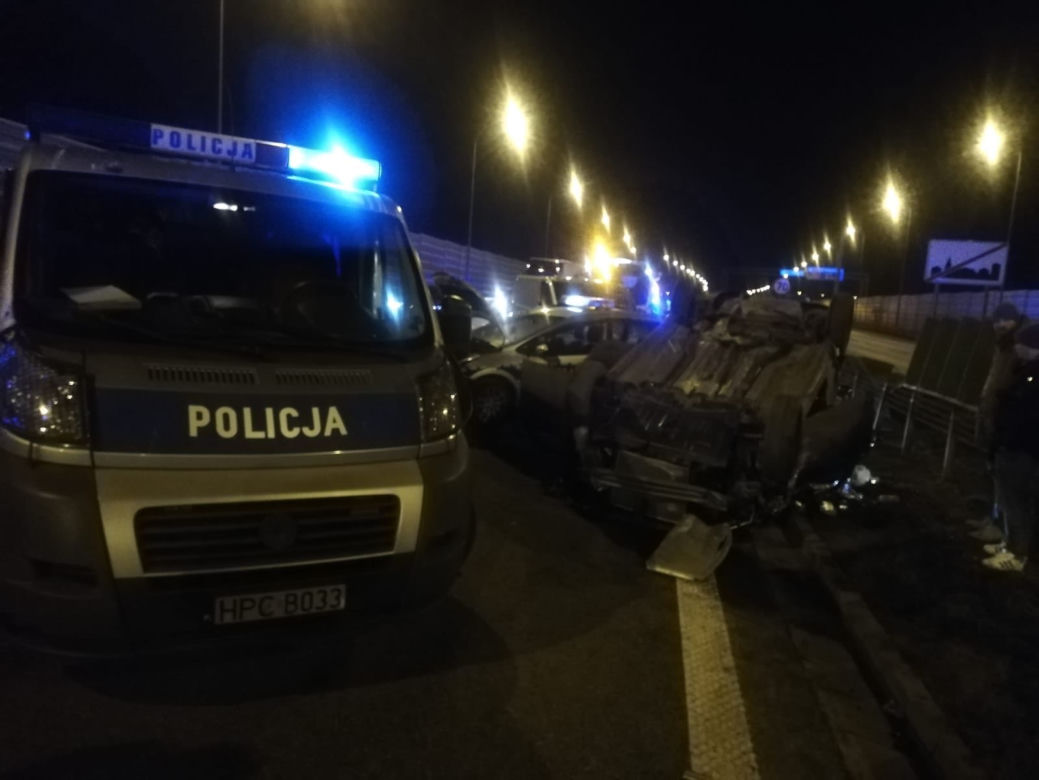 Pościg jak w kinie akcji. Staranowane bramki na A1 i uszkodzone radiowozy!