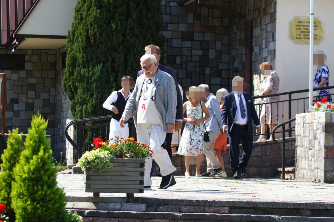 Lech Wałęsa wyszedł ze szpitala. Swoje kroki skierował do kościoła