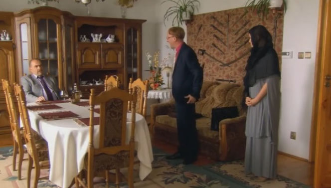Ranczo 8 sezon odc. 102. Klaudia (Marta Chodorowska), senator Kozioł (Cezary Żak), Czerepach (Artur Barciś)