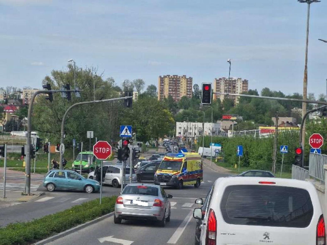 W Starachowicach motocykl zderzył się z autem osobowym
