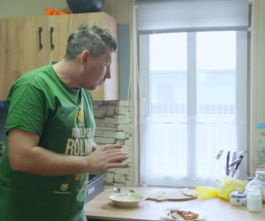 Rolnicy. Podlasie. Andrzej z Plutycz pokazał, jak teraz mieszka. W oczy rzuca się salon z telewizorem