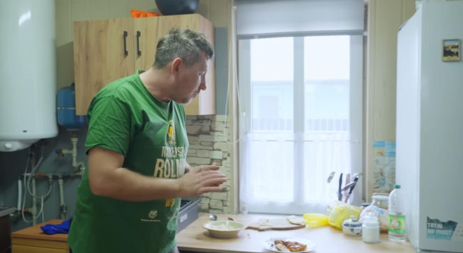 Rolnicy. Podlasie. Andrzej z Plutycz pokazał, jak teraz mieszka. W oczy rzuca się salon z telewizorem