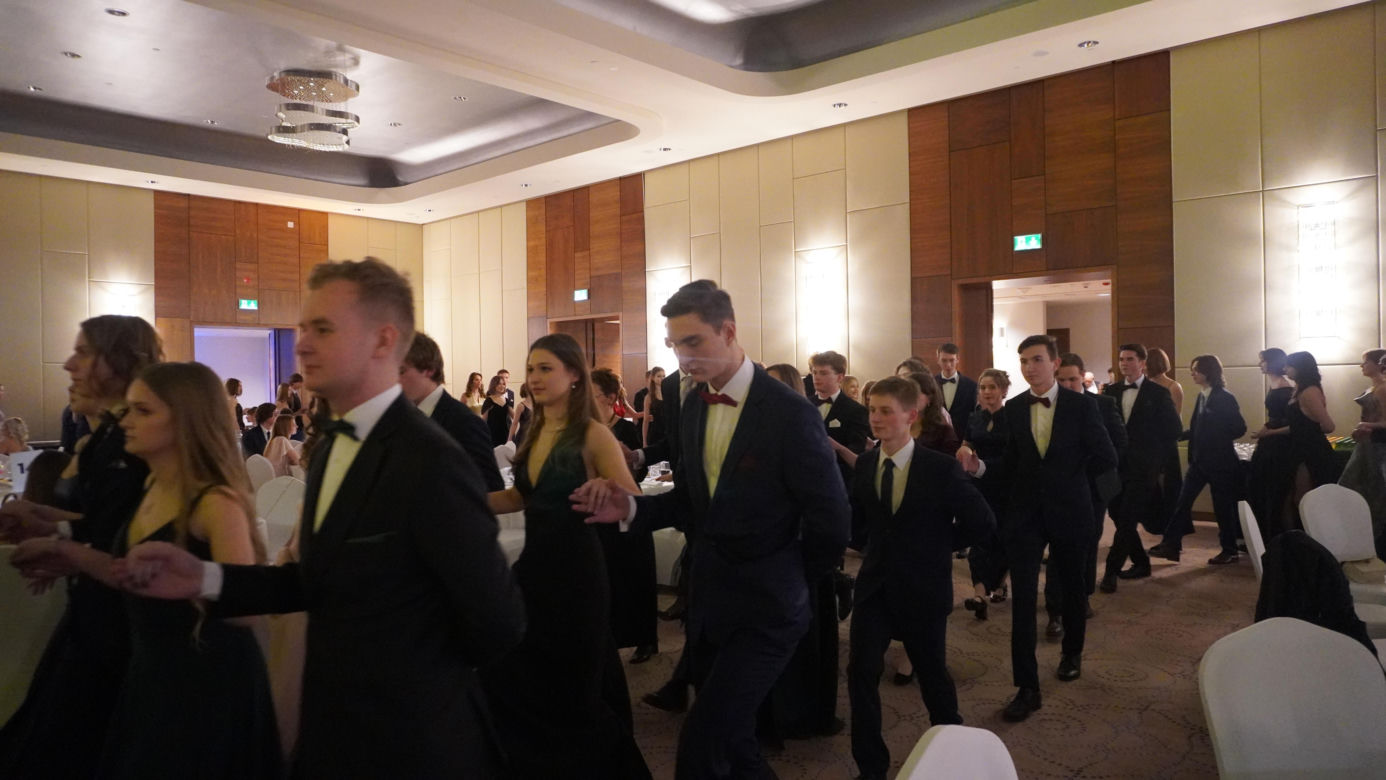 Studniówkowe szaleństwo. Bal przedmaturalny I LO im. Bartłomieja Nowodworskiego 