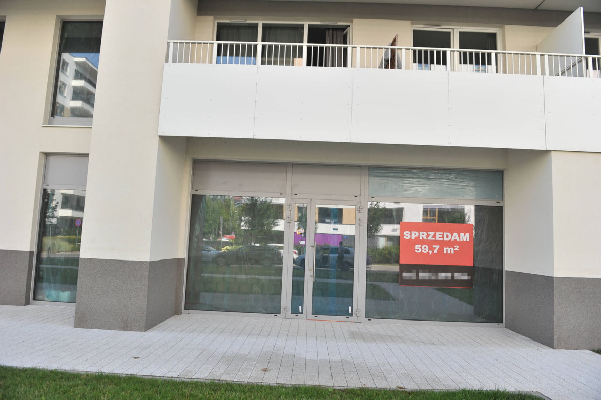 Zwisał z balkonu na 7 piętrze. Spadł. "Widziałam w oknie jak on leci!"
