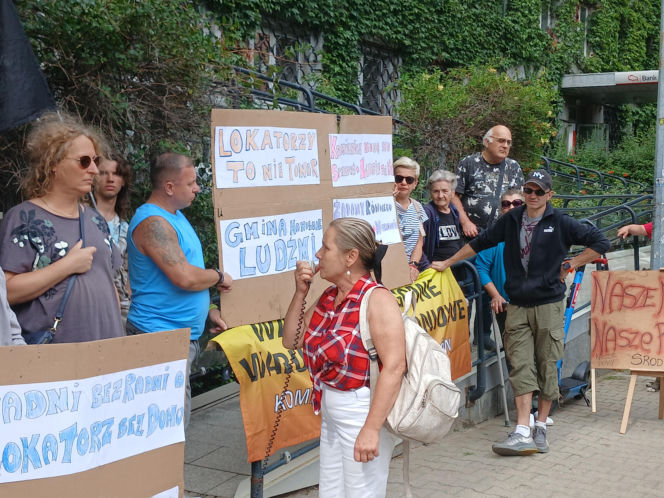 Protest mieszkańców kamienicy przy ul. Środkowej 11