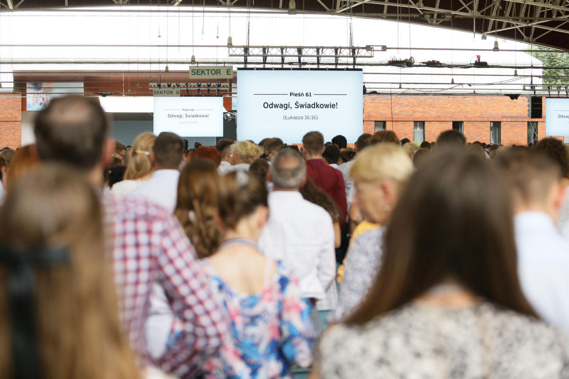Kongres Świadków Jehowy 2024. W niedzielnych wydarzeniach wzięły udział tłumy