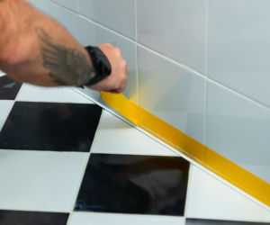 Jak poprawnie usunąć starą fugę i silikon oraz nałożyć nowy? Murator Remontuje