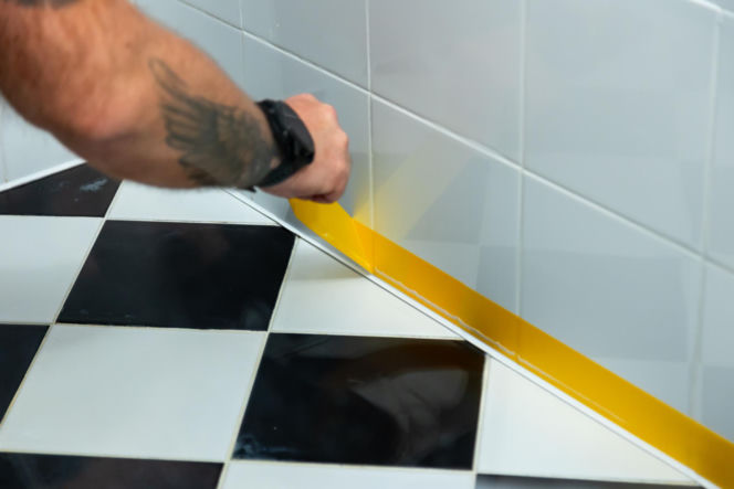 Jak poprawnie usunąć starą fugę i silikon oraz nałożyć nowy? Murator Remontuje